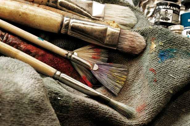 Reinigen van penselen en verniskwasten Tijdens het schilderen kunnen penselen in terpentine of terpentijn worden uitgespoeld.