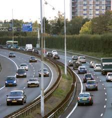 Rijkswaterstaat zorgt voor betere doorstroming en betrouwbaardere reistijd De A1 en in het verlengde de A6 zijn belangrijke schakels voor het verkeer van en naar Schiphol, en voor het doorgaande