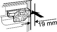 Bij 16 mm dikke meubelwanden = 568 mm brede nis: u Laat de afstandsdelen tot tegen de zijwand van het meubel komen.