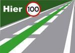 Doorgetrokken kantstrepen, maximumsnelheid is 100 km/u. Doorgetrokken middenstrepen, inhalen is verboden. Groene vulling in het midden benadrukt dat je hier maximaal 100 km/u mag rijden.