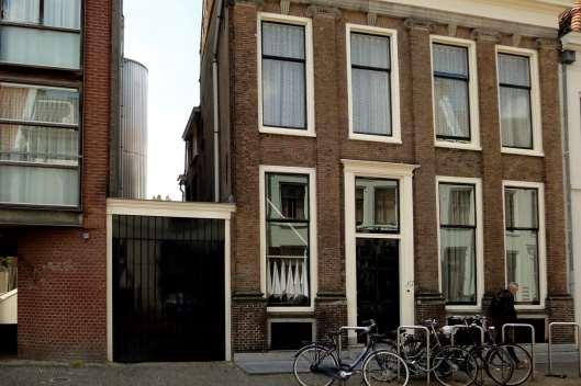 Op deze photo zien we de voorgevel van Lange Nieuwstraat 85, op de kaart pand 862. Dit huis werd vroeger de Poort genoemd.