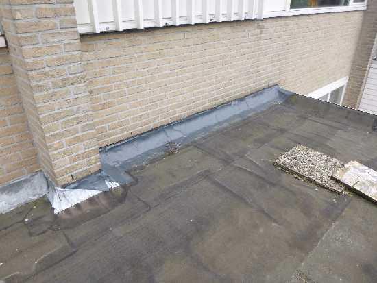 Bij loodslabben die te dicht op het dakvlak liggen, is er een risico op lekkage door capillaire werking (opzuiging van vocht).