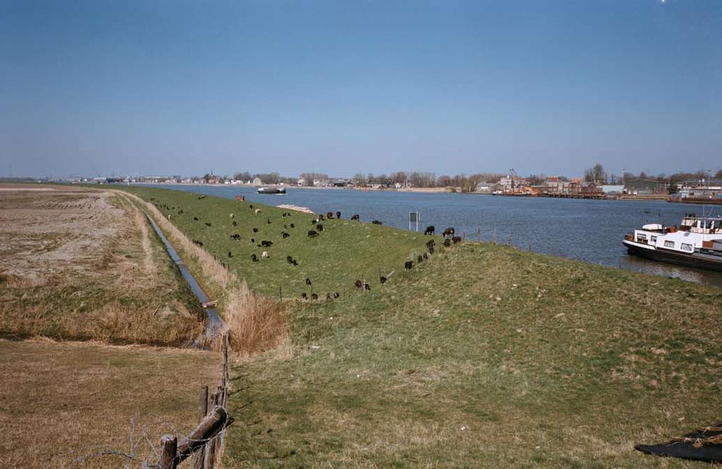 1 Toetsen op veiligheid Nederland is welvarend geworden door de gunstige ligging in een delta van grote rivieren. Maar zonder stevige waterkeringen zou tweederde van het land onder water staan.