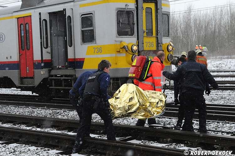 Een passerende trein die een noodstop maakte verspert deels de toegang tot de getroffen