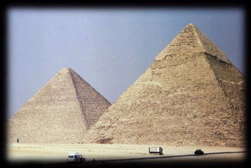 Om jullie te laten zien wanneer de piramides ongeveer zijn gebouwd : in Egypte was dat