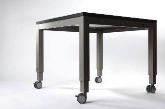 Deze verhogen de tafel met 8 cm Bij de keuze van de tafelhoogte dien je daar best rekening mee te houden. De wielen zijn steeds blokkeerbaar met de voet.