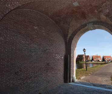 6 HISTORISCHE STADSWANDELINGEN Nederland telt nog altijd verschillende vestingsteden. Denk aan Elburg, Bergen op Zoom, Geertruidenberg, Zaltbommel en Hellevoetsluis. Ook Brielle is zo n stad.