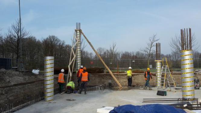 kruipruimte zijn aangelegd, de betonwanden en -kolommen van de reinwater- en