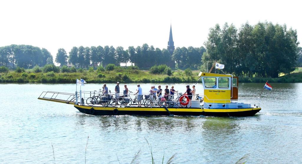 Recreatieve veerdiensten Er zijn in totaal 113 recreatieve veerdiensten op de Nederlandse binnenwateren die hun diensten aanbieden op zoete en zoute wateren.