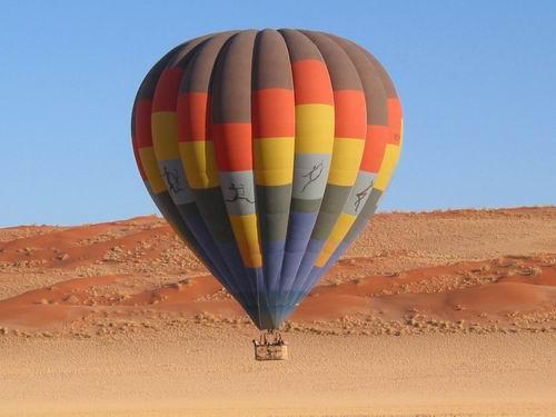 SOSSUSVLEI Ballonvaart over de Sossusvlei..De zonsopkomst in een luchtballon, boven de woestijn.. een onvergetelijke ervaring.
