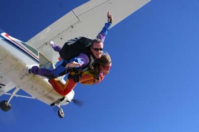 Skydiving..Dé ultieme adrenaline kick die toch tenminste één keer ervaren moet worden.. Vanaf Swakopmund Tandemsprong op 10.