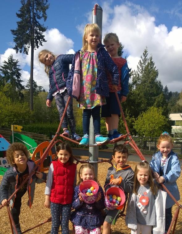 GROEP 2 IS DRUK IN DE MAAND APRIL! Kinderen in groep zijn druk geweest met paaseitjes zoeken en bloembollen zetten. Het bezoek van juffrouw Glitter en Hogehoed vonden ze prachtig!