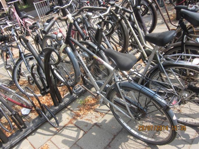 Overlast fietsen Controle op fout geparkeerde fietsen.