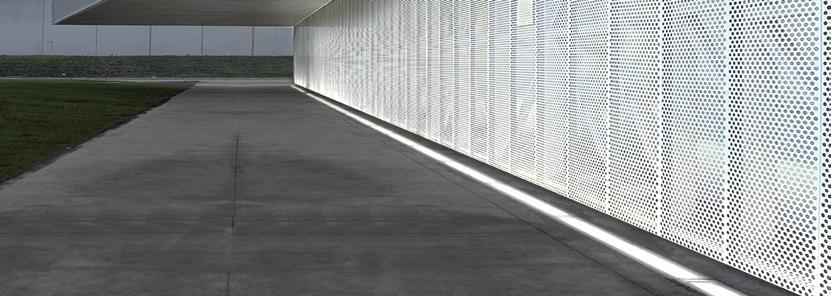 GRAZING STRIP SQUARE met elliptische lichtuittreding is geschikt voor het creëren van gelijkmatig strijklicht op verticale vlakken om de architectuur te accentueren