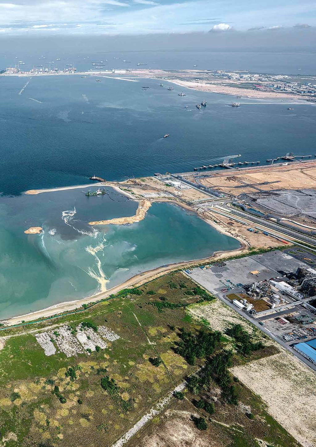 Marine Engineering & Contracting 49 60% DEME 60% CFE De Belgische bagger- en milieugroep DEME is één van de grootste en meest gediversifieerde baggeren marinebouwbedrijven ter wereld.