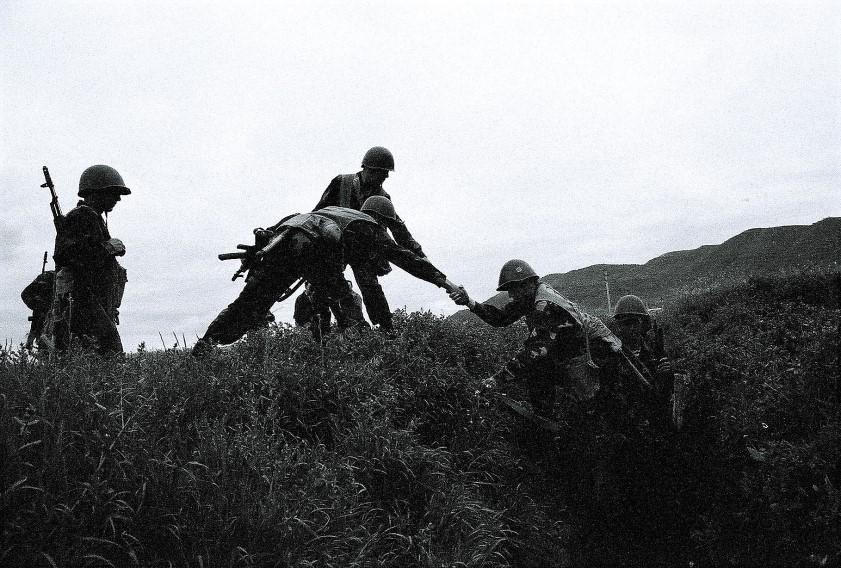 Conflict met Azerbeidzjan Met de onafhankelijkheid in 1990 waren de problemen voor Armenië echter niet voorbij. Er ontstond een conflict met Azerbeidzjan over Nagorno-Karabach.