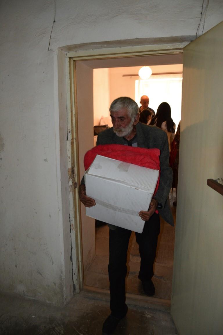 Rapport: SOS-hulp aan Armenen uit Nagorno Karabach De sfeer rondom het uitdelen van de