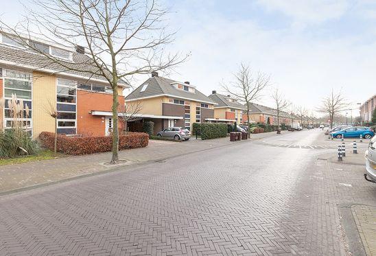 Ideale gezinswoning gelegen in de nieuwe wijk Poelgeest! U bent op zoek naar een moderne en riante twee-onder-een-kapwoning? Dan hebben wij deze woning voor u!