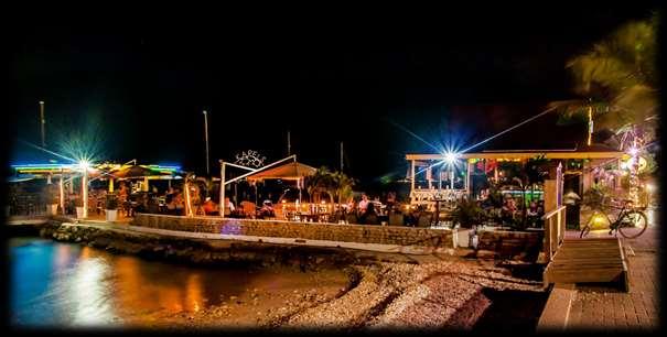 Het is inmiddels half acht als eenieder gedoucht en wel gemutst richting Kareldijk rijdt voor het gezamenlijke avondeten bij Karel s Beach Bar. Bij aankomst barst de Kaya J.N.E.