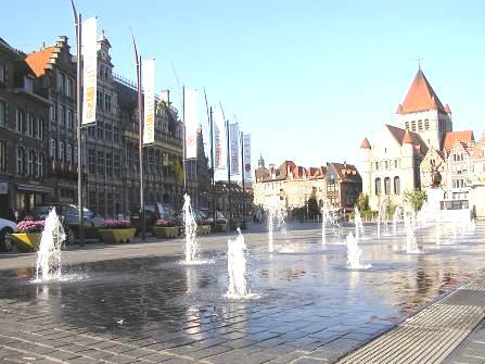 Op de schitterende Grote Markt valt vnl. De Lakenhalle op, oorspronkelijk gebouwd in de 17 de eeuw, en wellicht geinspireerd op de renaissance-gevel van het stadhuis van Gent.