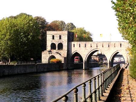 De Pont des Trous is één van de meest indrukwekkende overblijfselen van de middeleeuwse militaire architectuur in ons land.