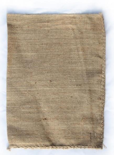 22. Jute zak Een jute zak is een dubbelzijdige geweven doek van ca 50 x 110 cm (0,55 m²) die in een kraamhok aan een hoekpunt is gefixeerd.