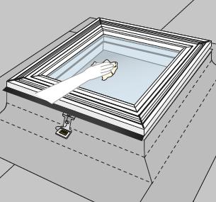 2017 VELUX Group VELUX and the VELUX logo are registered trademarks used under licence by the VELUX Group Reinigen en onderhoud Verwijder de schaal met vlak glas