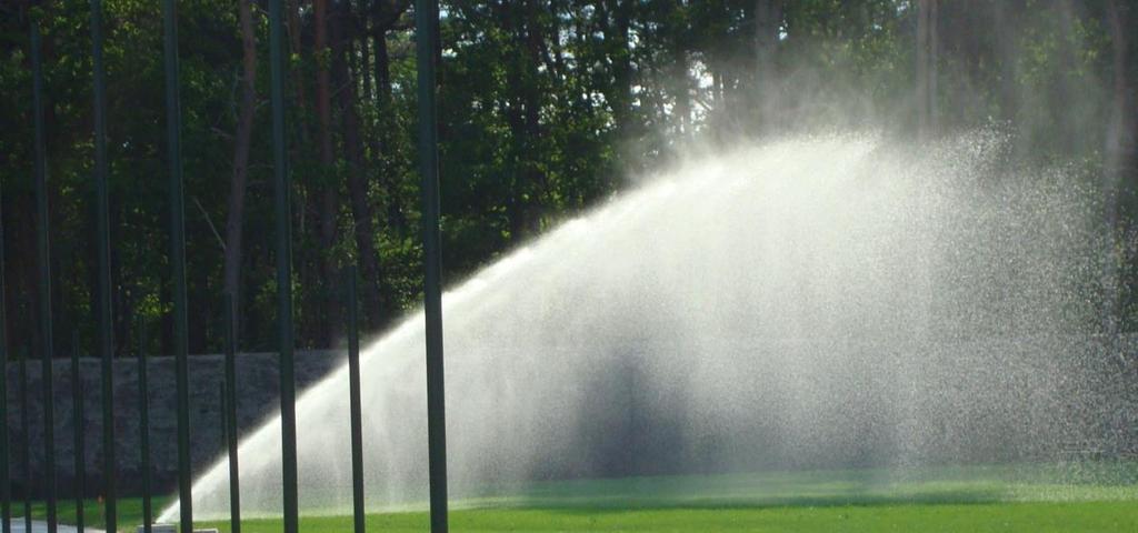 Sportveld beregening Sportvelden met natuurgras willen we optimaal bespelen. Dit komt mede door de grasmat goed te onderhouden onder andere met een beregening installatie.