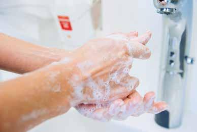 Het is in elke patiëntenkamer en consultatieruimte beschikbaar. Was je handen met zeep en water wanneer ze zichtbaar vuil zijn.