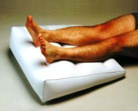 Positioneren in lig Opblaasbaar wigkussen voor in bed Dit opblaasbaar kussen is speciaal ontworpen voor een relaxte houding.