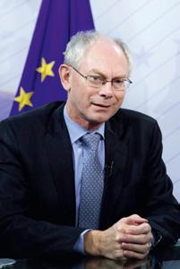 De voormalige premier van België, Herman Van Rompuy, is als eerste krachtens het Verdrag van Lissabon tot voorzitter van de Europese Raad benoemd.