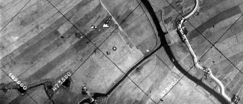 Deze luchtfoto uit 1940 toont aan beide kanten van de Eem een inham voor het voetveer