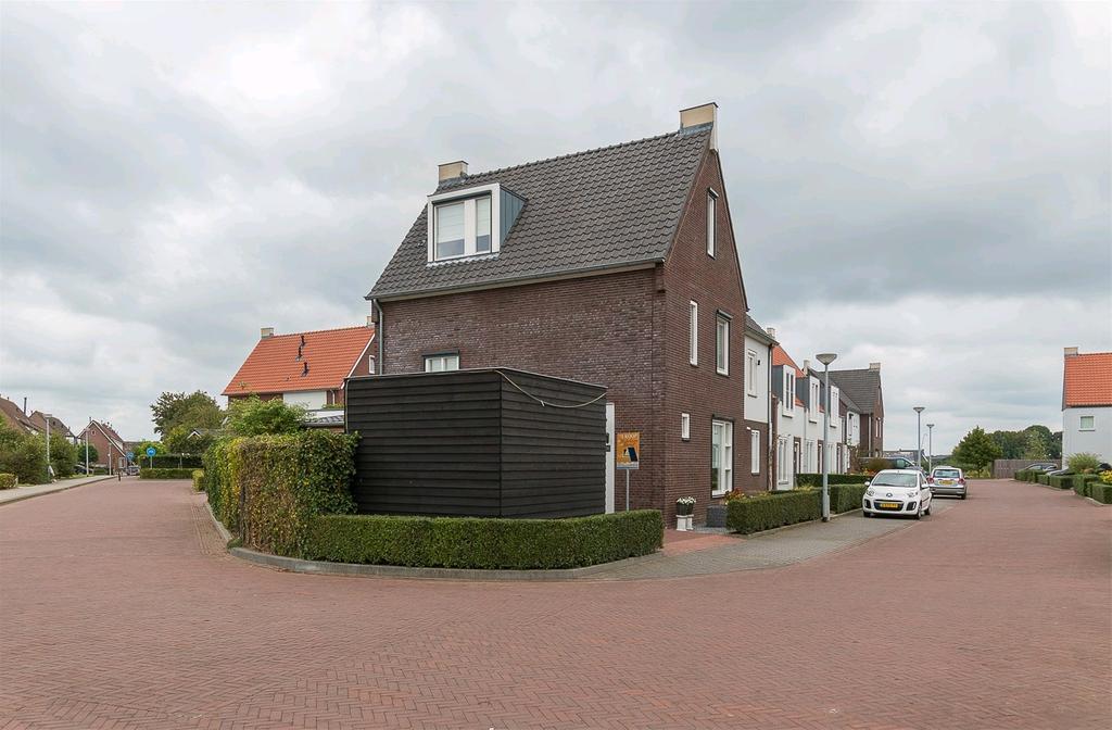 BIJZONDERHEDEN: De constructie van het woonhuis bestaat uit een betonvloer met daarop in spouw opgetrokken metselwerk en een pannen dakbedekking. De verdiepingsvloeren zijn van beton.