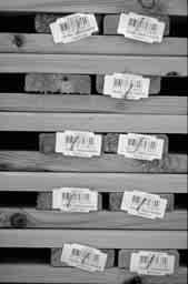 Je kunt kleine labeltjes met de prijs op de kopse kant van hout vastnieten, zodat je het hout