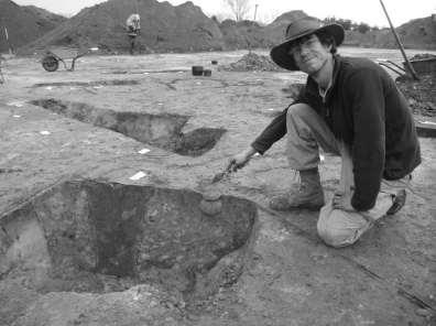 Archeoloog Johan Verspay bij de vondst van de omgekeerde pot uit de middeleeuwen. Foto: Diachron. Hoe Aarle ontstond Vanaf de 8 ste eeuw is het gebied doorlopend bewoond.