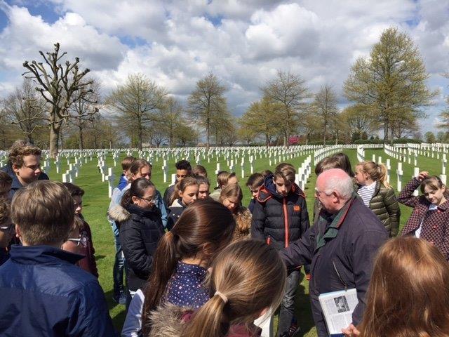 Groep 8 maakt excursie naar het Amerikaans kerkhof in Margraten. Dinsdag 18 april was voor de leerlingen van de groepen 8 een bijzondere dag.