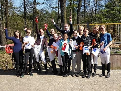 April 2017 G 9 april paardenvoetbalwedstrijd In dit nummer: - Voetbal / zitcompetitie - Berichtje van Nouska - Inzamelingsactie Jelle -