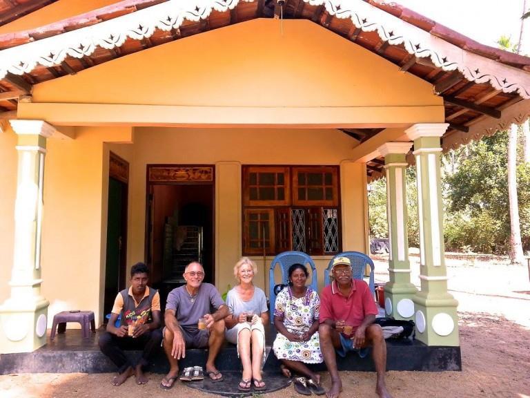 Bert en Mieke voor hun huis en fabriekje in Sri Lanka Bert en Mieke wonen het grootste