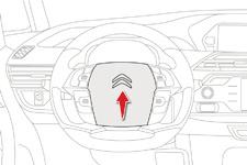 F Druk op het middelste gedeelte van het stuurwiel. 6 Drie keer knipperen F Beweeg de schakelaar kort omhoog of omlaag, zonder deze door de weerstand te drukken.
