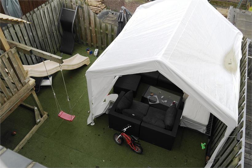 Vanuit de keuken via een hardhouten deur, met dubbele beglazing en een elektrisch