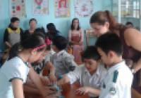 Ontwikkelen van klasactiviteiten en kostenarm lesmateriaal Stage in Vietnam voor Hogeschoolstudenten In deze duostage worden de stagiairs gekoppeld aan een lerarenopleiding in de provincie Quang Ngai.