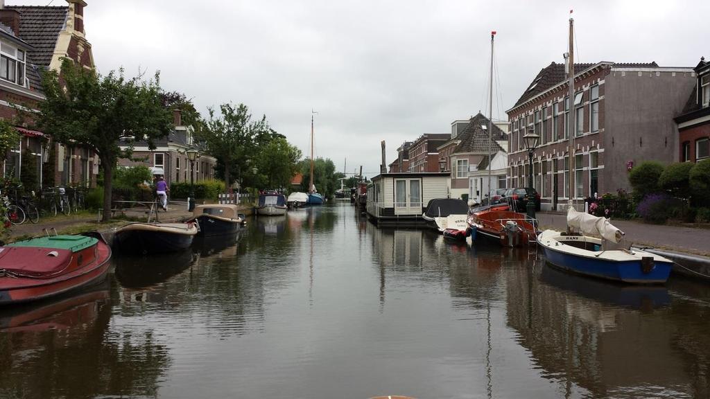 6.9 Utrechtse Jaagpad Vanaf de Singelbrug tot aan het Rijn-Schiekanaal: (grote) woonboten met van alles er tegen aan, zoals bootjes en aanbouwterrassen.
