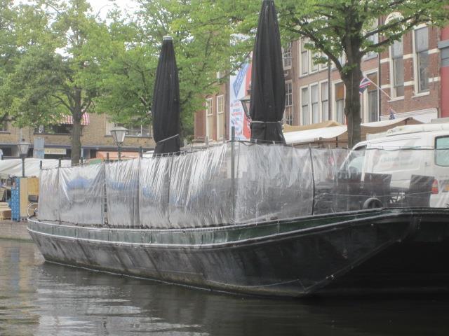 In de Nieuwe Rijn ligt vlak na dekoornbrug een terrasboot die de