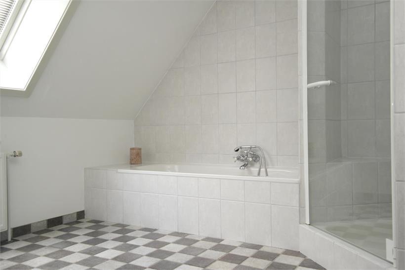 Volledig betegelde badkamer met vloerverwarming en een stucwerk