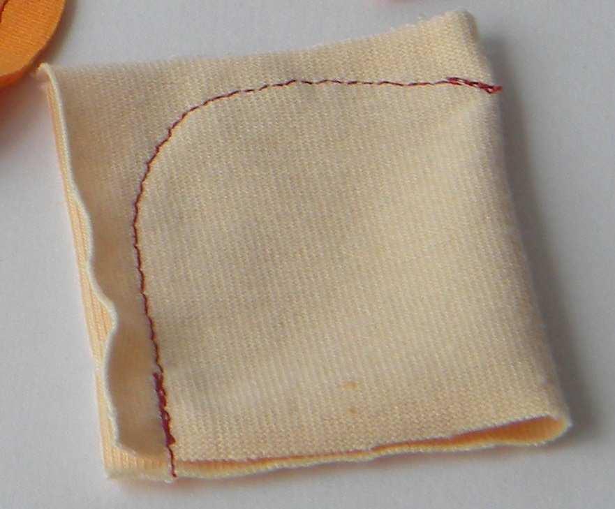 Voor het naaien van het popje kun je de naaimachine gebruiken, maar je kunt het ook met de hand doen. Zorg dat je naad op een afstand van 5 tot 7 mm van de rand van de stof komt.