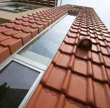 Voor de overgang tussen gevel en dak zijn hulpstukken leverbaar in hetzelfde materiaal, kleur en afwerking. Voor hoekoplossingen levert Wienerberger speciale hoekgevelpannen.