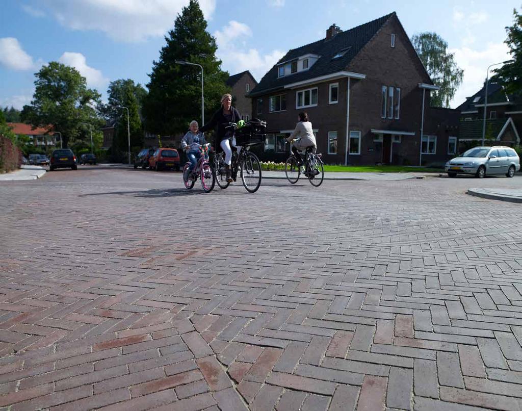 Bestratingsoplossingen 14 15 Renovatie openbare ruimte Duurzame impuls voor de openbare ruimte Een hoogwaardige uitstraling voor straat en wijk Straatbakstenen zorgen voor