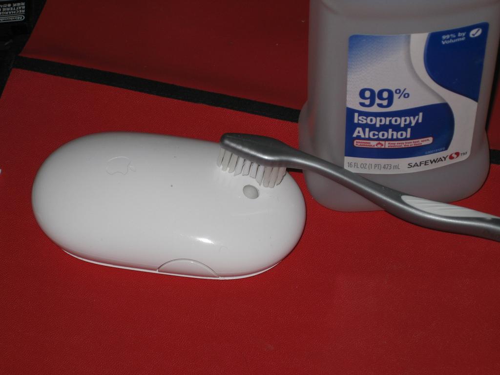 Stap 1 Hoe schoon te maken Apple Mighty Mouse scoll bal Voordat u verder gaat, schakelt u de muis met behulp van de schuifschakelaar onder de muis.