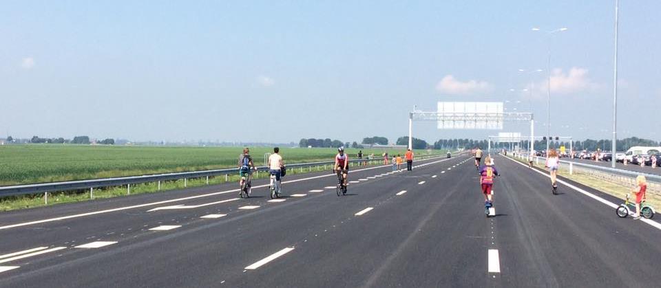wandelend een kijkje nemen op het te openen nieuwe wegdeel van de A9. Op 11 juni 2016 is het eerste deel van de nieuwe verbinding van de A9 naar de A4 richting Amsterdam voor het verkeer geopend.
