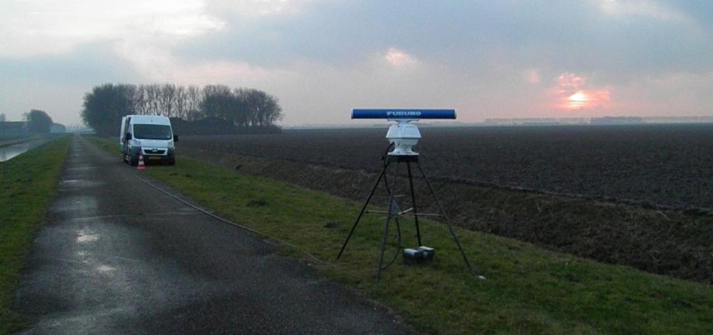 Figuur 2.1 Boven: Opstelling horizontale radar (Furuno 25 kw) voor onderzoek aan slaaptrek van ganzen.